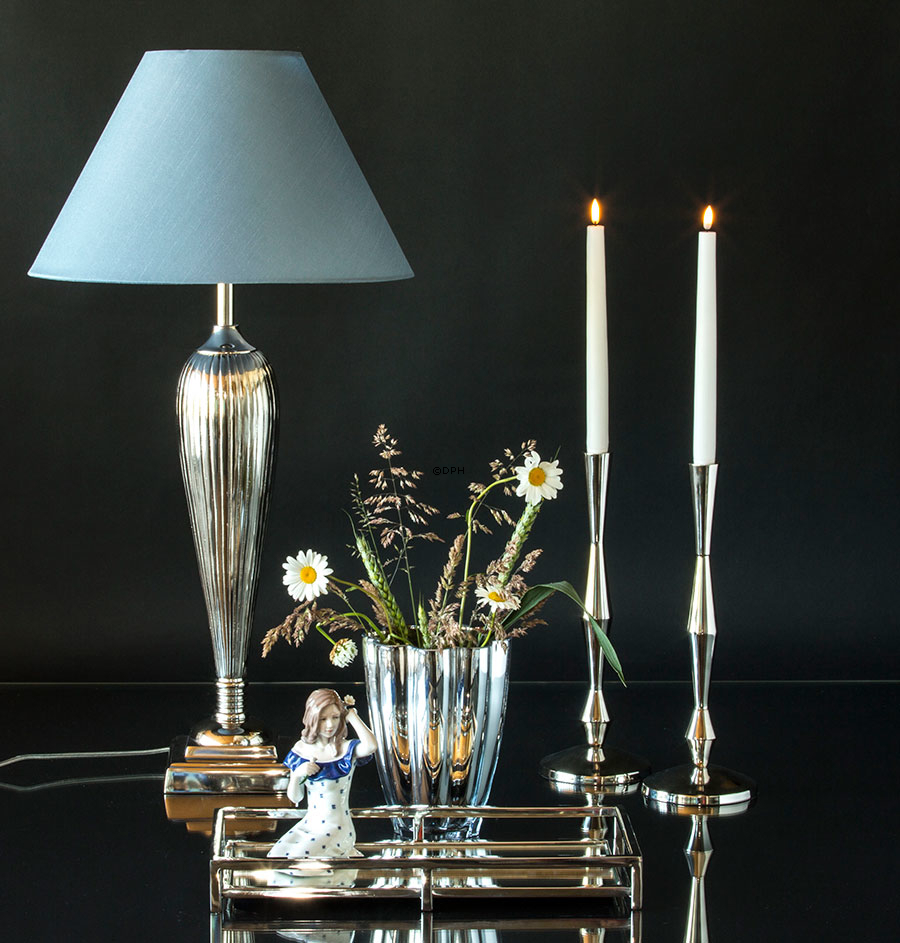 Ung Pige med margueritter i prikket kjole, Karen, Royal Copenhagen figur nr. 008