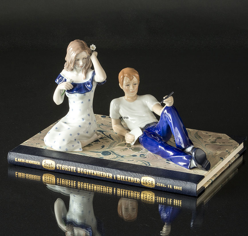 Ung Pige med margueritter i prikket kjole, Karen, Royal Copenhagen figur nr. 008