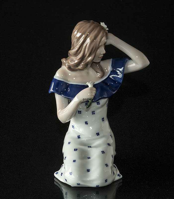 Ung Pige med margueritter i prikket kjole, Karen, Royal Copenhagen figur nr. 008