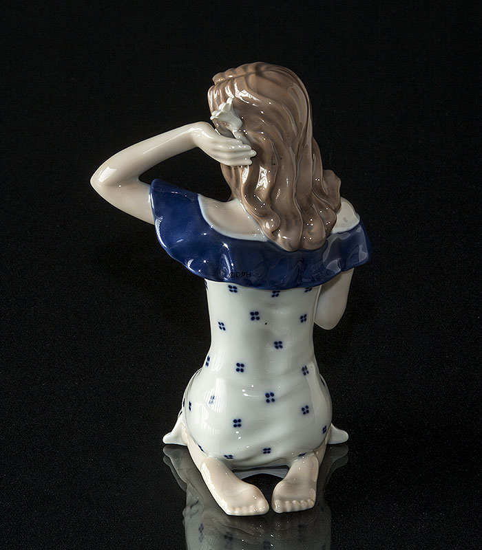 Ung Pige med margueritter i prikket kjole, Karen, Royal Copenhagen figur nr. 008