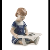 Else læser, mini, Pige siddende med bog, Royal Copenhagen figur nr. 089