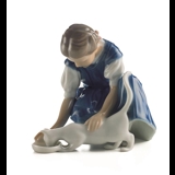 Pige med drikkende kat, mini figur, Royal Copenhagen figur nr. 094
