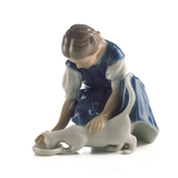 Nur ein Tropfen, Mädchen mit Katze, die Milch trinkt, Minifigur, Royal Copenhagen Figur Nr. 094