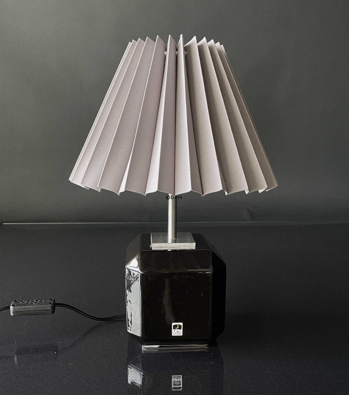 Plissé lampeskærm i grå chintz stof, sidelængde 18cm