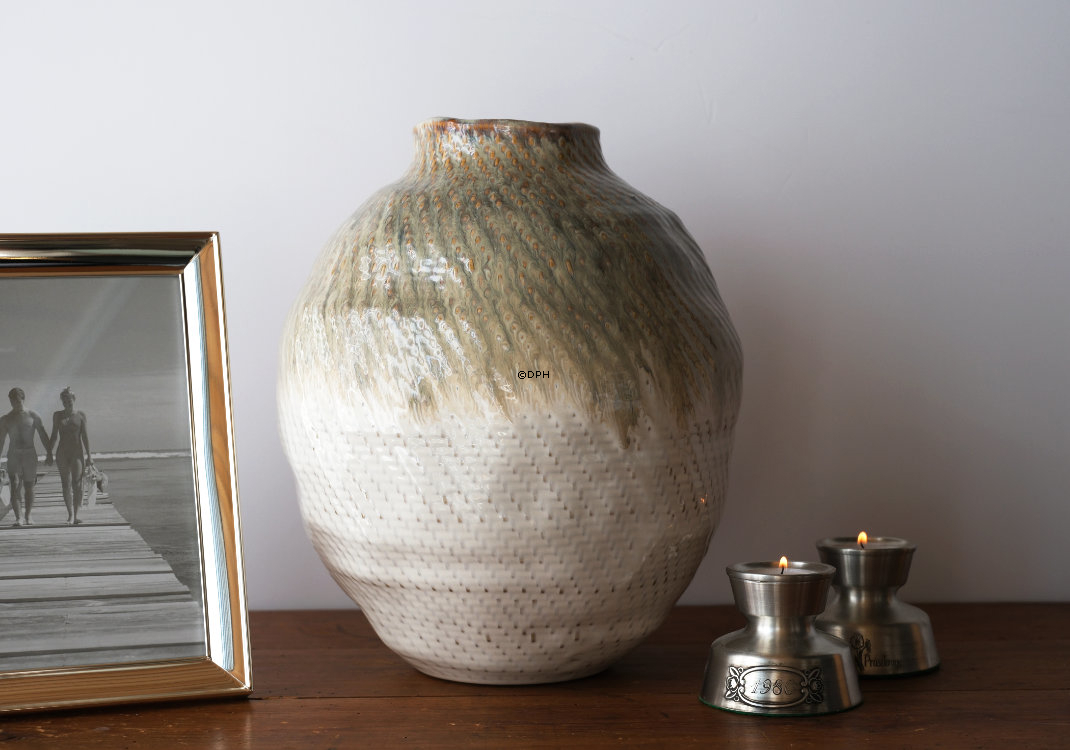 Vase i keramik, støvet grøn/hvid