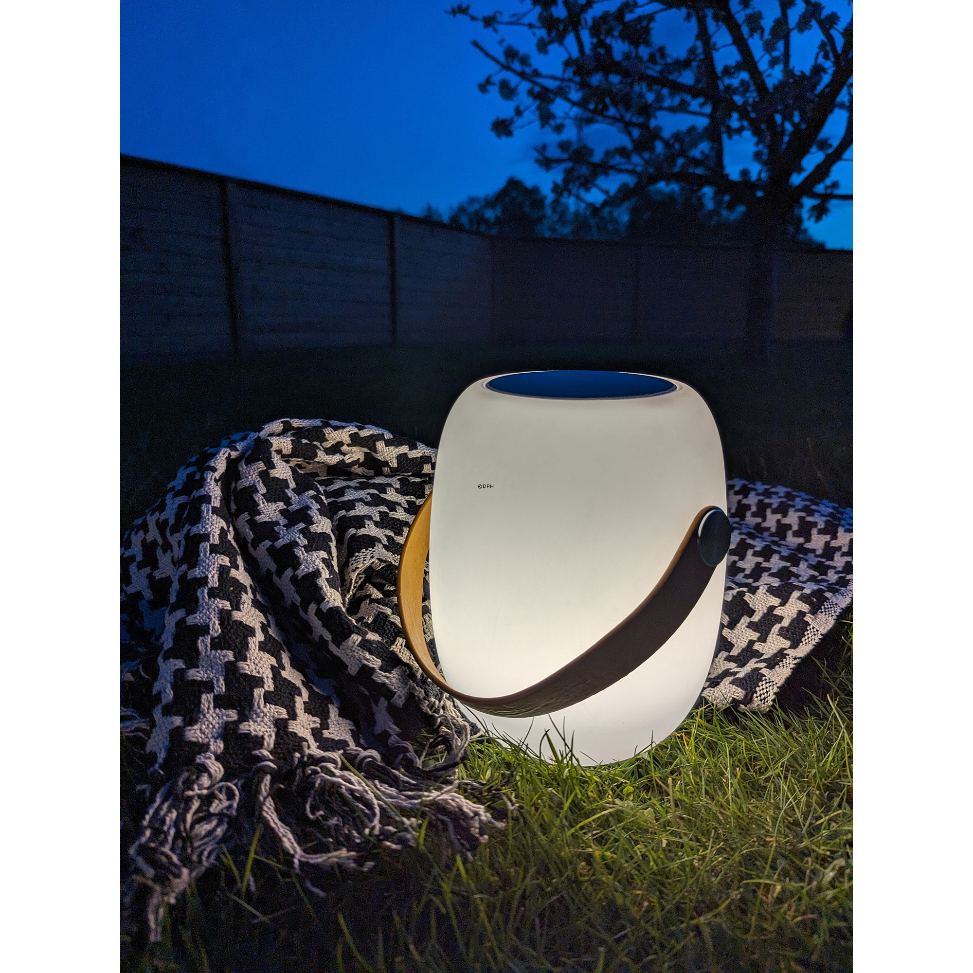 Kombineret LED lampe og bluetooth højtaler i hvid med læderstrop, genopladelig