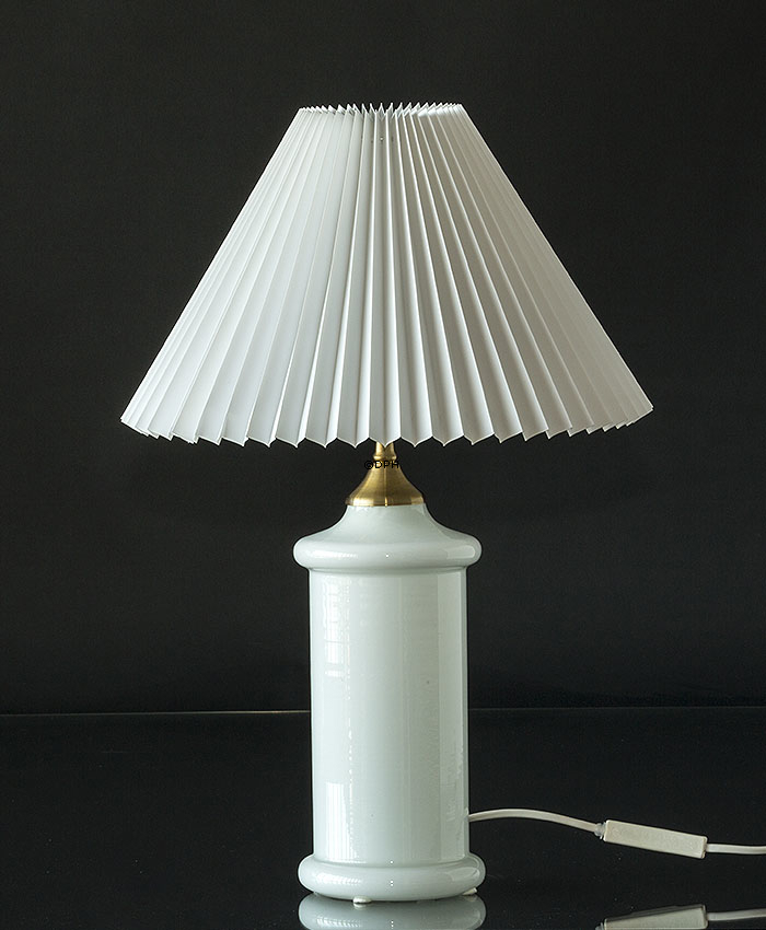 Plissé lampeskærm i hvid chintz stof, sidelængde 23cm