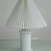 Hvid bordlampe i glas med messing montering uden lampeskærm (Ligner Holmega...