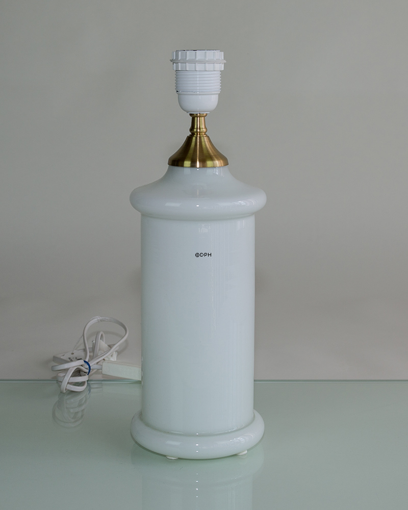 Hvid bordlampe i glas med messing montering uden lampeskærm (Ligner Holmegaard apoteker)