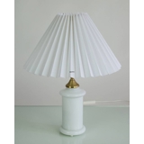 Pleated lamp shade of white chintz fabric, sidelength 21cm
