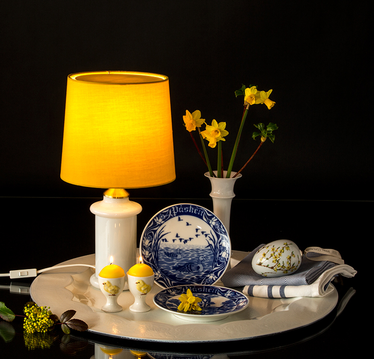 Hvid bordlampe i glas med messing montering (Ligner Holmegaard apoteker)