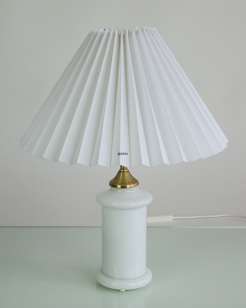 Hvid bordlampe i glas med messing montering (Ligner Holmegaard apoteker)