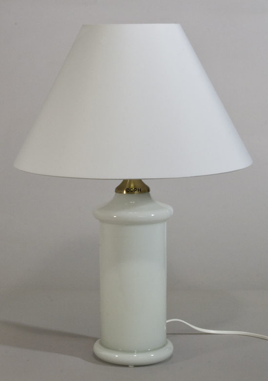Hvid bordlampe i glas med messing montering (Ligner Holmegaard apoteker)