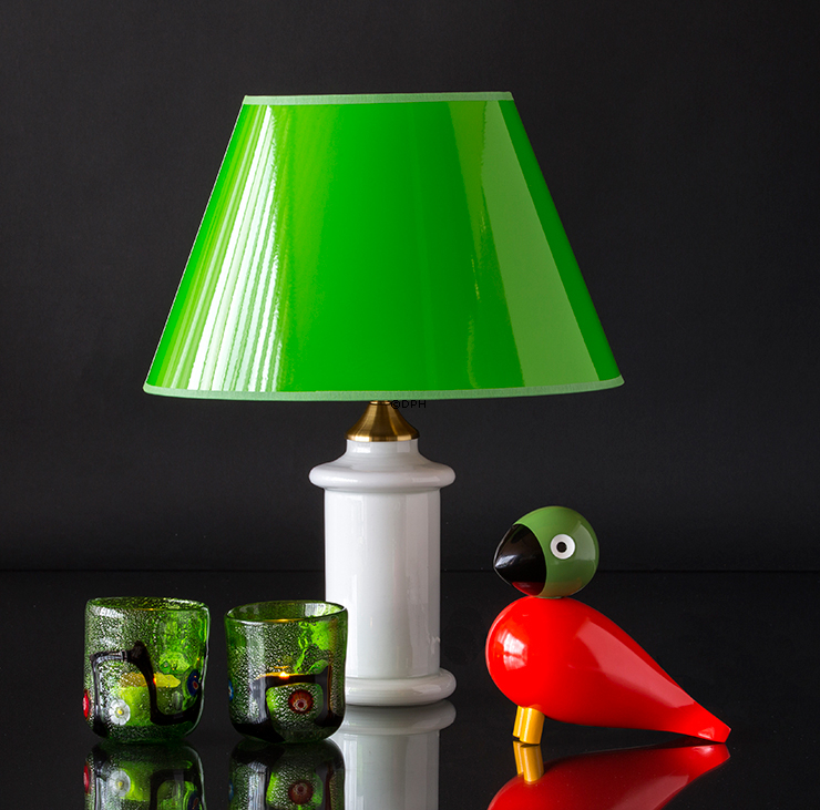 Hvid bordlampe i glas med messing montering (Ligner Holmegaard apoteker)