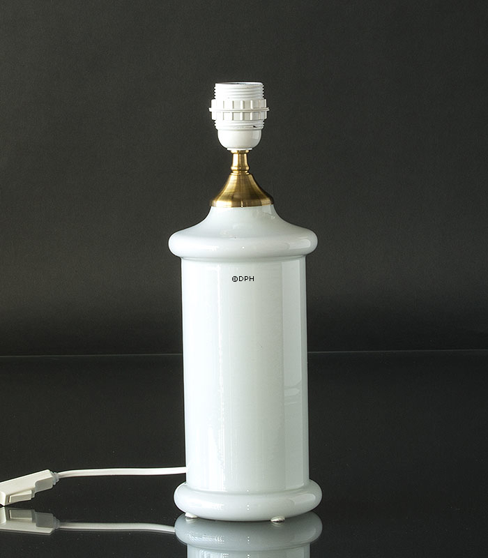 Hvid bordlampe i glas med messing montering (Ligner Holmegaard apoteker)