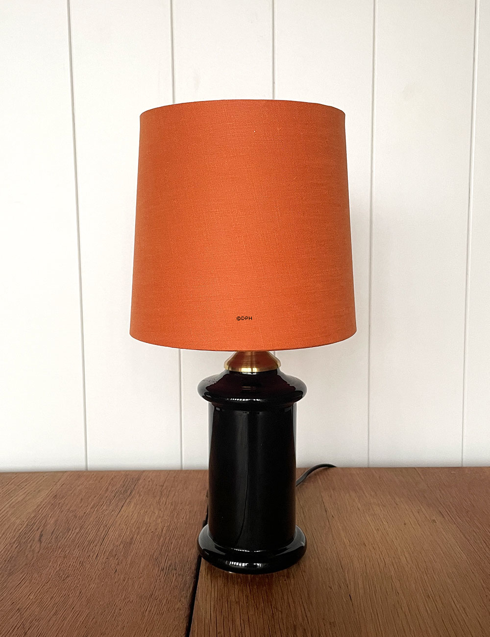 Sort bordlampe i glas med messing montering (Ligner Holmegaard apoteker)