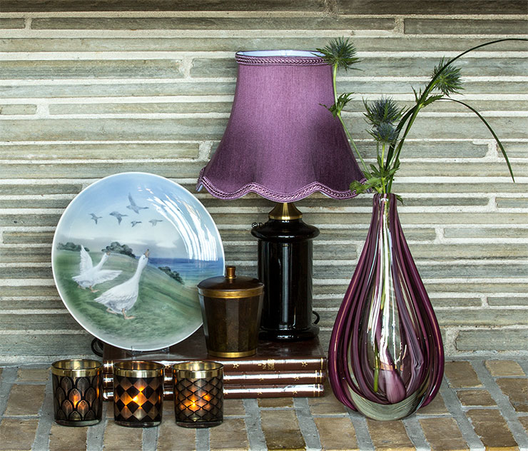 Sort bordlampe i glas med messing montering (Ligner Holmegaard apoteker)