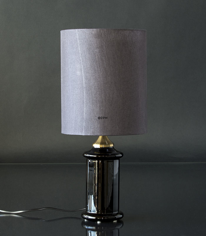 Sort bordlampe i glas med messing montering (Ligner Holmegaard apoteker)
