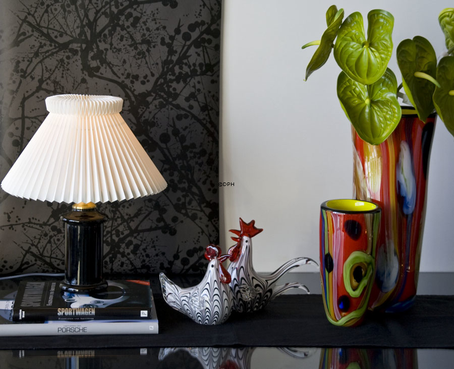 Sort bordlampe i glas med messing montering (Ligner Holmegaard apoteker)