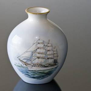 Windjammer vase med skoleskibet Danmark, Bing & grondahl nr. 55251 | Nr. 55251 | Alt. B8872-5506 | DPH Trading
