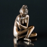 Siddende dame med armene om sig selv, bronzefinish