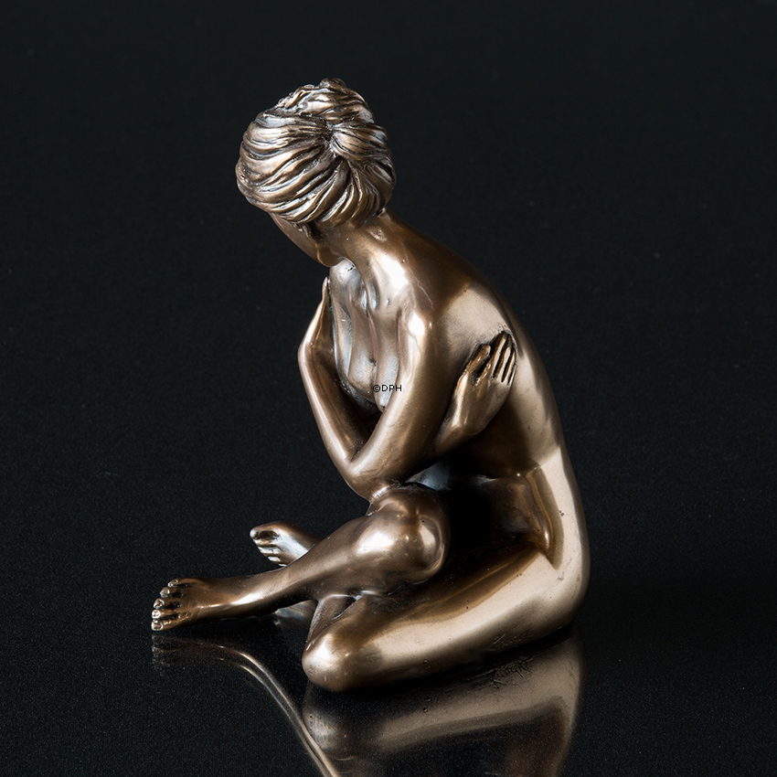 Siddende dame med armene om sig selv, bronzefinish