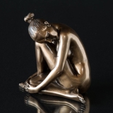 Frau sitzt mit dem Kopf auf dem Knie, Bronze finish