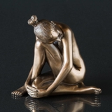Frau sitzt mit dem Kopf auf dem Knie, Bronze finish