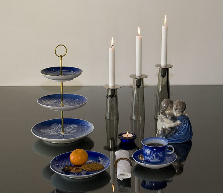 Komplet Bing & Grøndahl kageopsats, bestående af 3 B&G platter, fittings, mv.