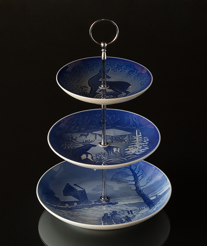 Komplet Bing & Grøndahl kageopsats, bestående af 3 B&G platter, fittings, mv.