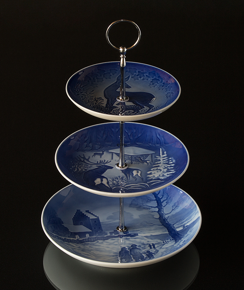 Komplet Bing & Grøndahl kageopsats, bestående af 3 B&G platter, fittings, mv.