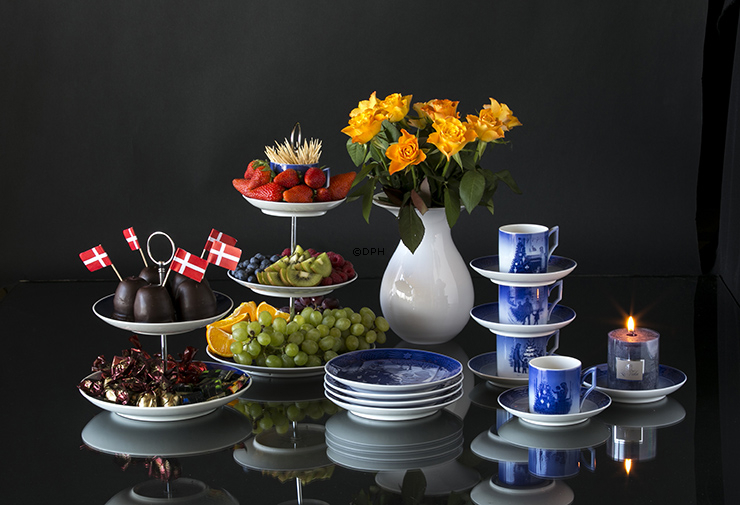 Komplet Bing & Grøndahl kageopsats, bestående af 2 B&G platter, fittings, mv.