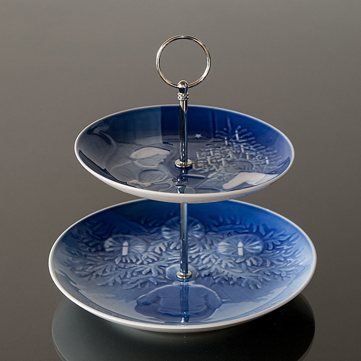 Komplet Bing & Grøndahl kageopsats, bestående af 2 B&G platter, fittings, mv.