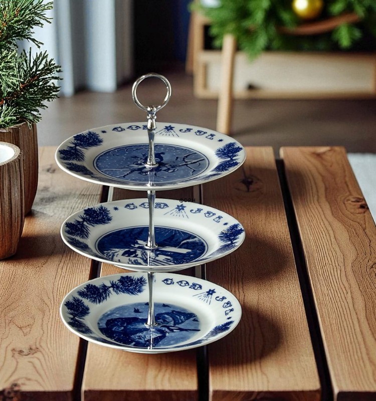 Komplet  kageopsats, bestående af Jenny Nystrøm platter, fittings, mv.