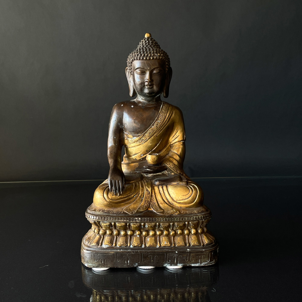 Buddha figur i brun og gylden bemaling