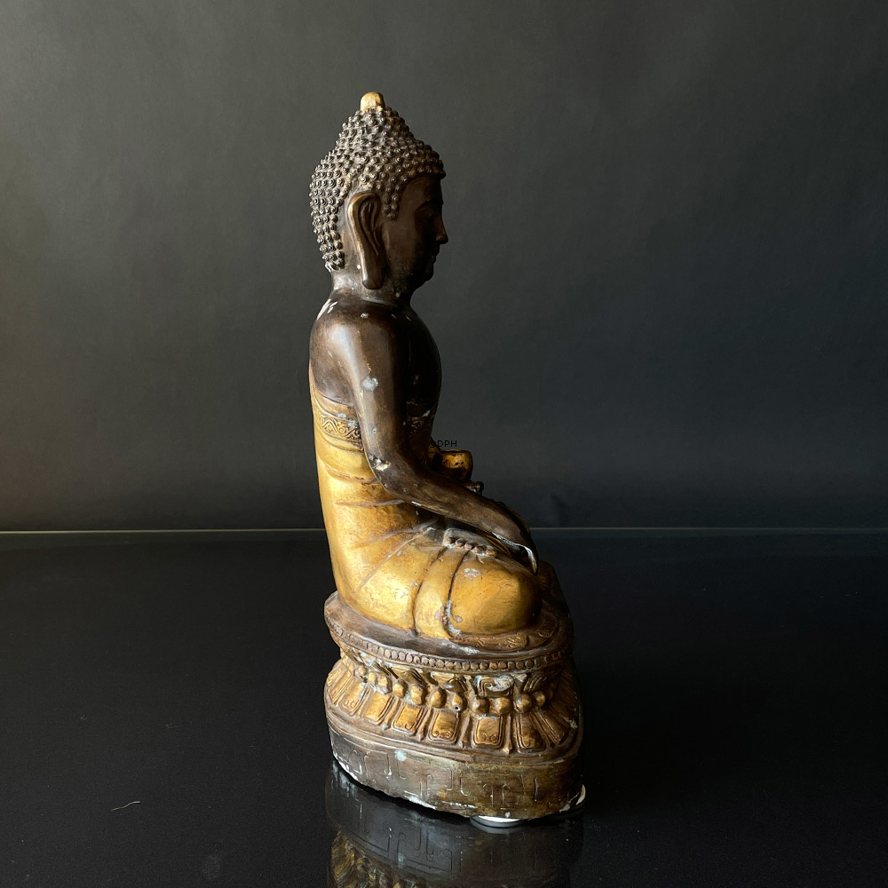 Buddha figur i brun og gylden bemaling