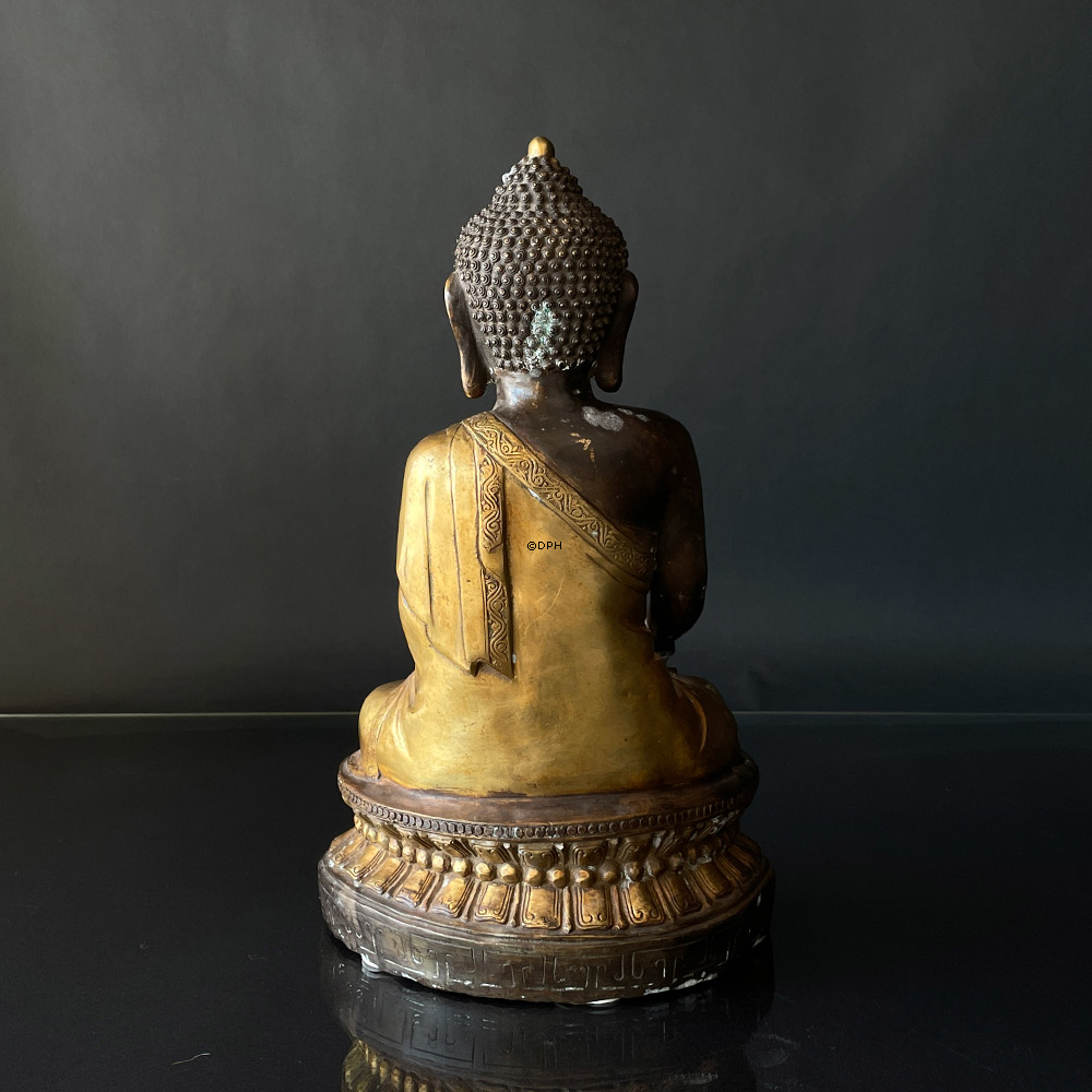 Buddha figur i brun og gylden bemaling