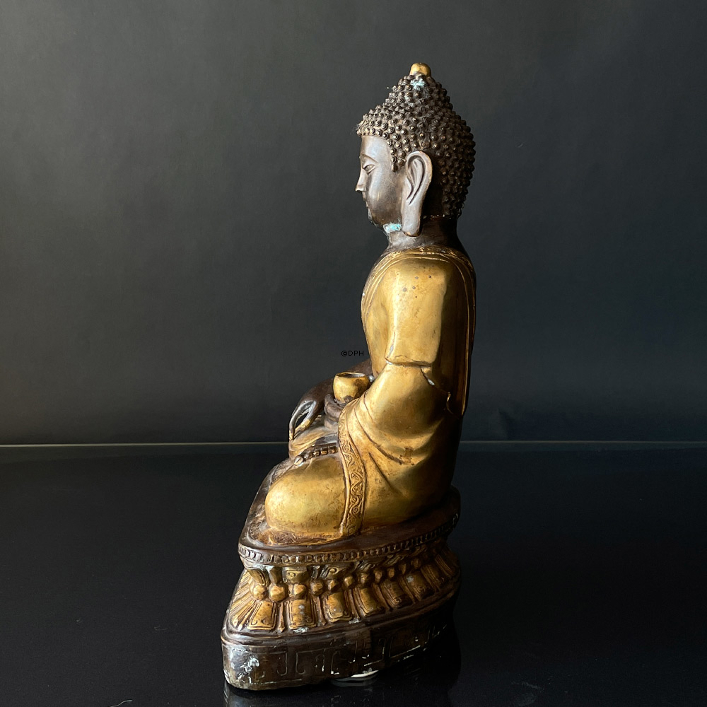 Buddha figur i brun og gylden bemaling