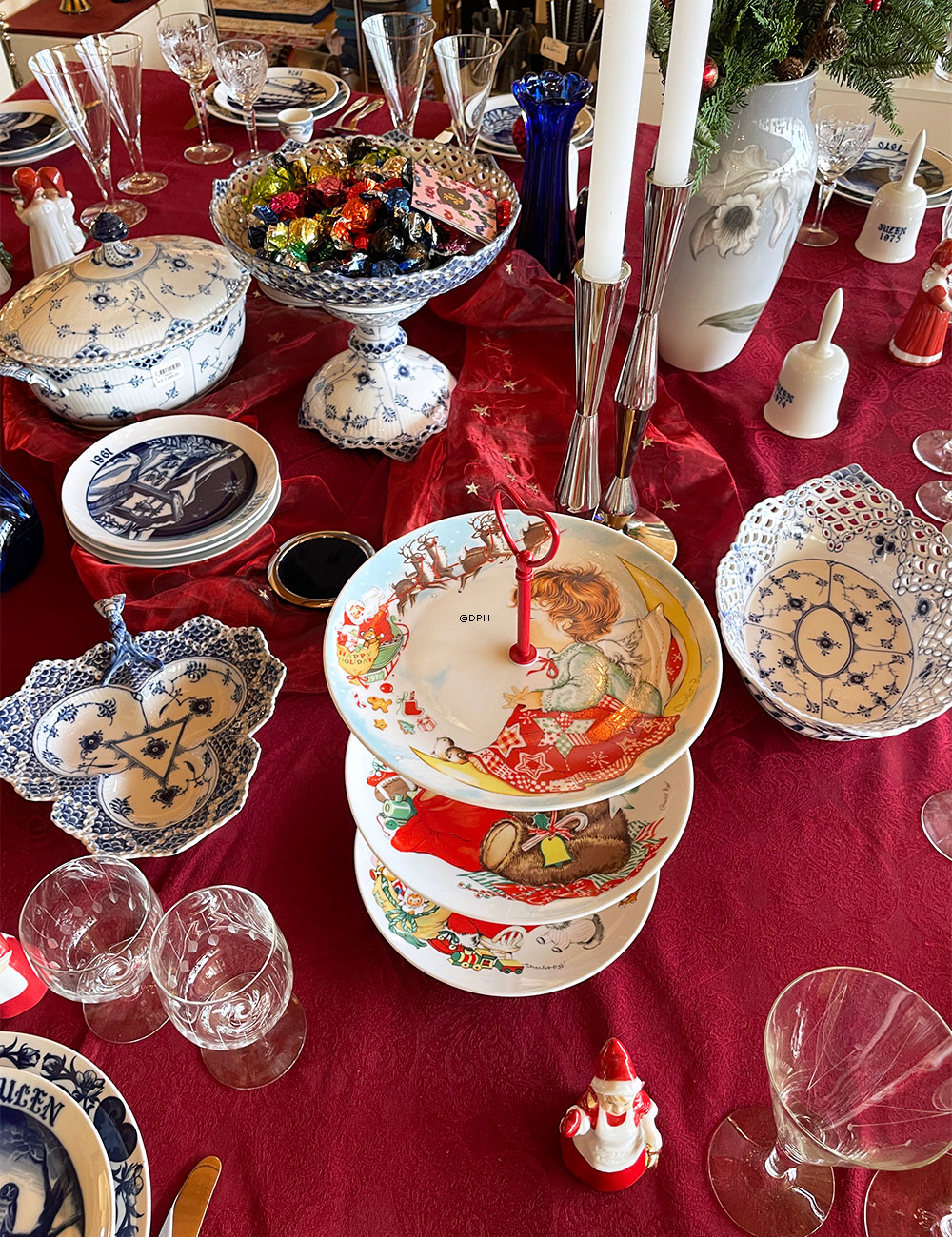 Komplet Goebel kageopsats, bestående af Charlot Byj platter, fittings, mv.