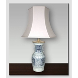 Sekskantet lampeskærm 55 cm i højden, off white chintz mål 2. sort 55x28x45cm