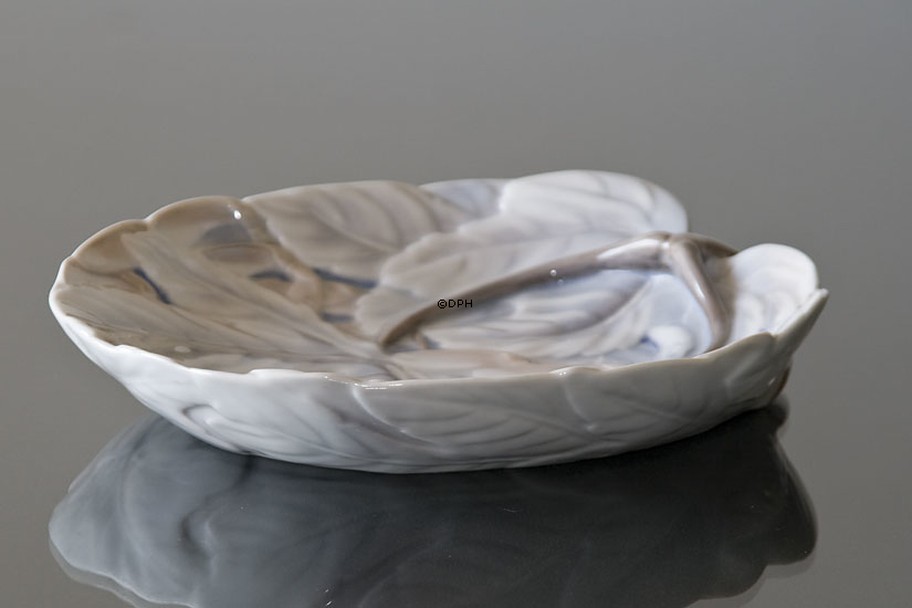 Skål med ahorn blade og helikopter frø fra Bing & grøndahl, Art Nouveau nr. 1113