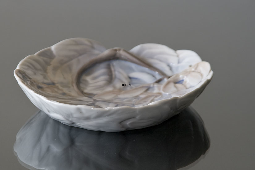 Skål med ahorn blade og helikopter frø fra Bing & grøndahl, Art Nouveau nr. 1113