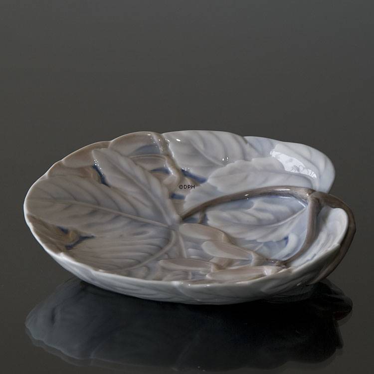Dishes and bowls in Porcelain