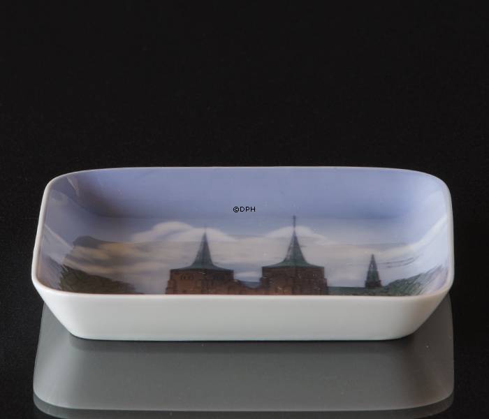 Firkantet skål med Roskilde domkirke, Bing & Grøndahl nr. 1300-6606