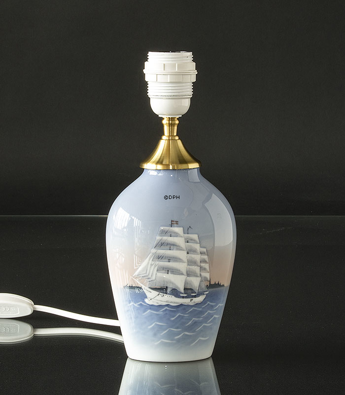 Bordlampe med Skoleskibet, Bing & Grøndahl nr. 1302-6239