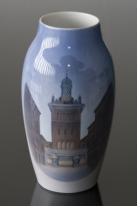 Vase med Carlsberg, Bing & Grøndahl nr. 1302-6243