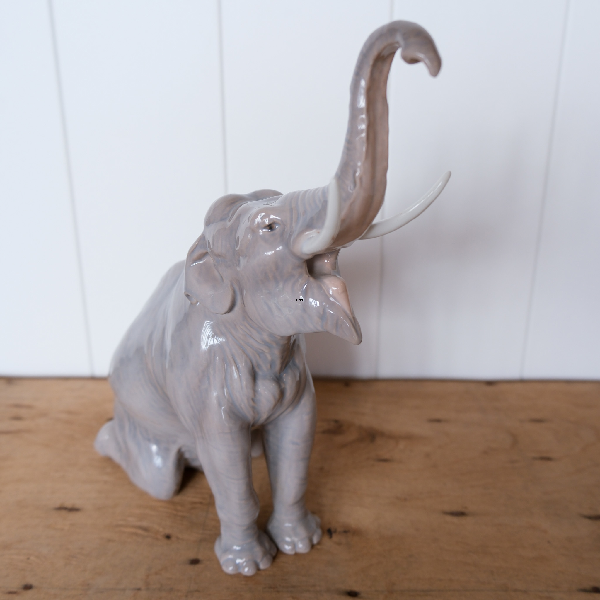 Knælende elefant, Bing & Grøndahl figur nr. 1502