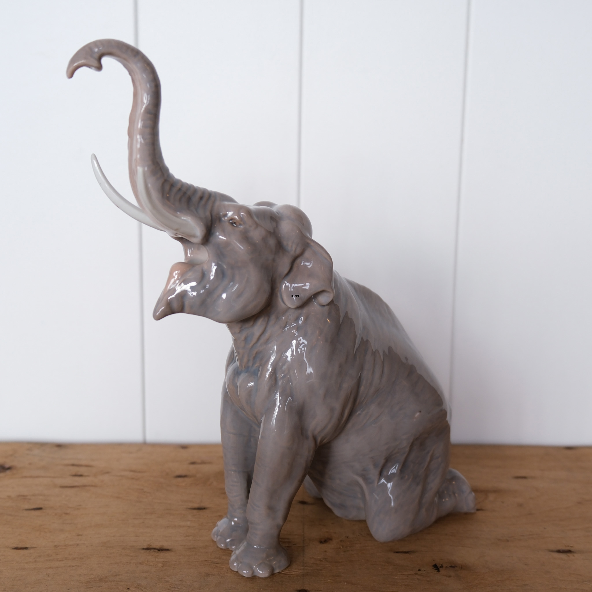 Knælende elefant, Bing & Grøndahl figur nr. 1502