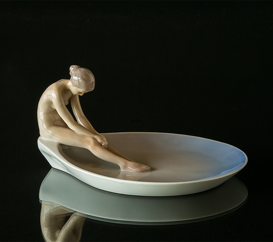 Meditation, skål med pige som mediterer fra Bing & Grøndahl nr. 1532