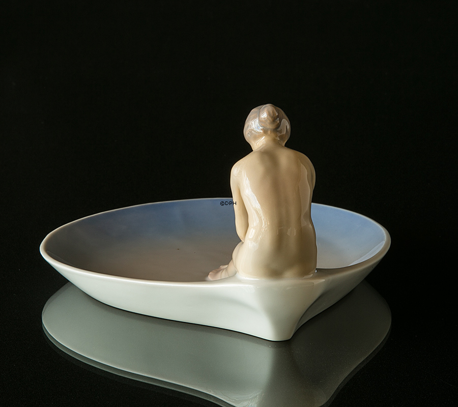 Meditation, skål med pige som mediterer fra Bing & Grøndahl nr. 1532